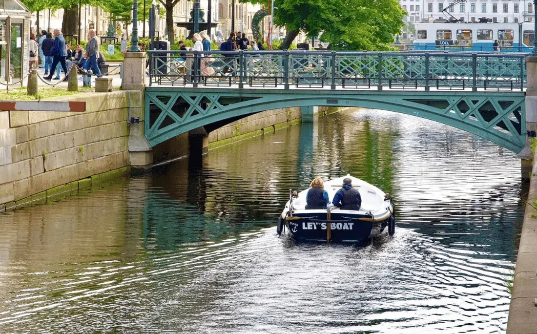 Elbåt på väg under den gröna gjutjärnsbron i Göteborgs kanal.